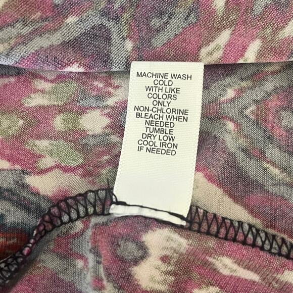 CATO Woman Red and Black Aztec Print with Metal Embellishments Top Size 22/24W - Picture 8 of 9